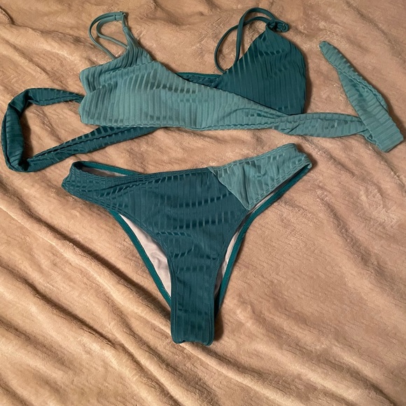 Two tone bikini - Picture 3 of 4